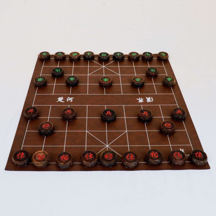 Cờ tướng gỗ kèm bàn da quà tặng (1)